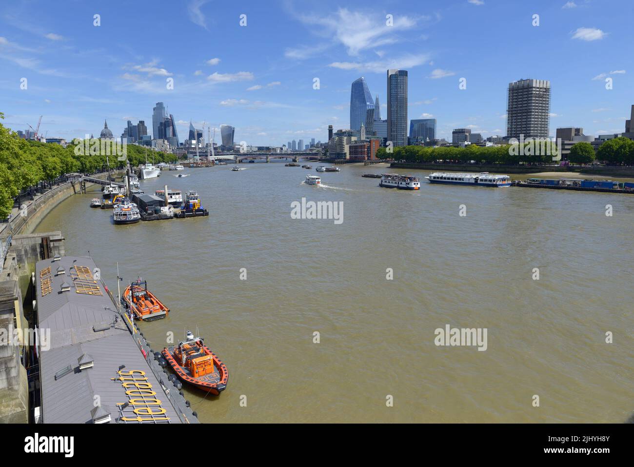 London, England, Großbritannien. Tower Lifeboat Station an der Themse am Victoria Embankment bei der Waterloo Bridge - die verkehrsreichste Rettungsbootstation von RNLI Stockfoto
