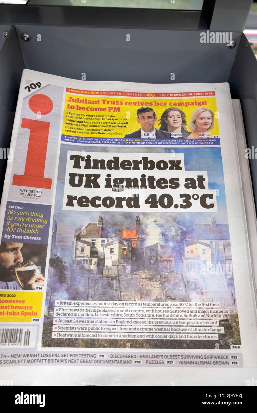 Titelseite der britischen Heatwave i-Zeitung „Tinderbox UK zündet bei Rekordtemperatur von 40,3 Grad Celsius“ am Zeitungsstand 20.. Juli 2022 iLondon England Großbritannien Stockfoto
