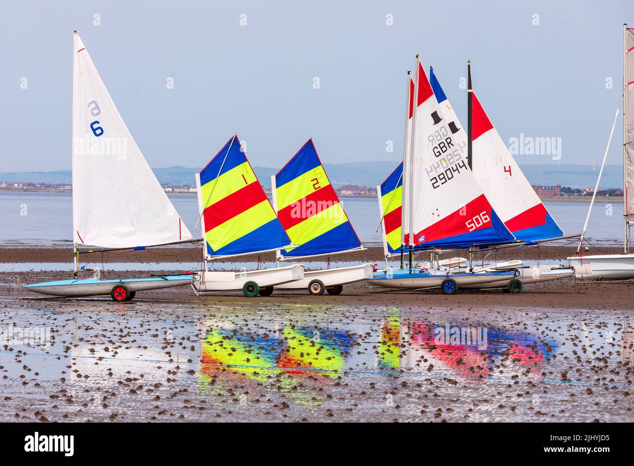 Anzahl der kleinen Boote und Yachten am Strand von Prestwick, Ayrshire, an der Küste des Firth of Clyde, Schottland, Großbritannien Stockfoto