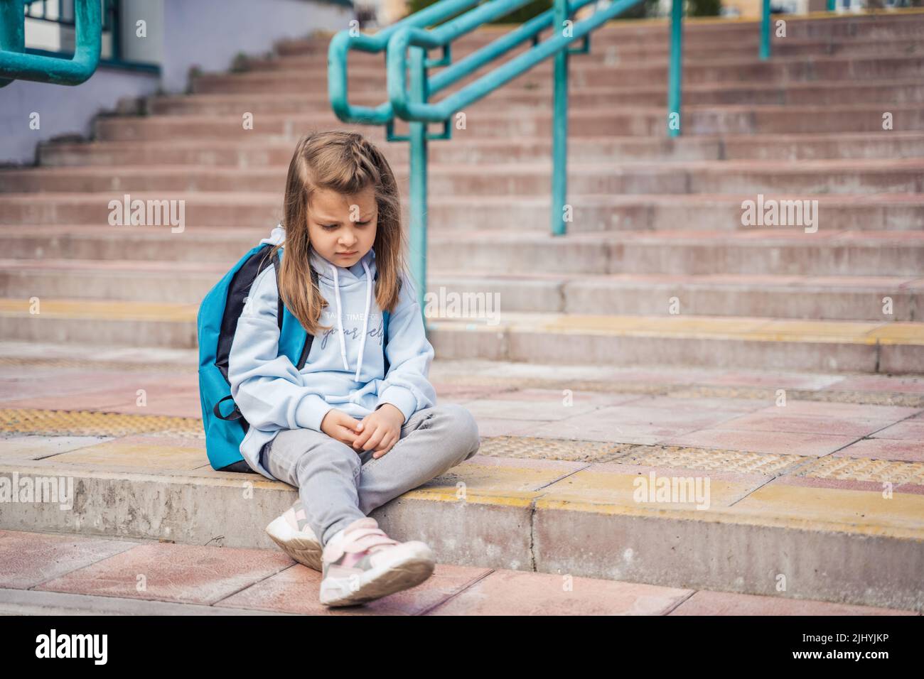 Zurück zur Grundschule, Grundschule. Kleine traurige Mädchen mit großem