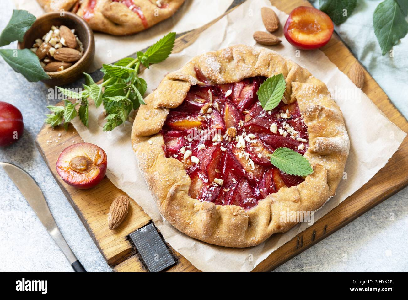 Plum Galette. Gesunder hausgemachter Vollkornfruchtkuchen (Galette) mit ...