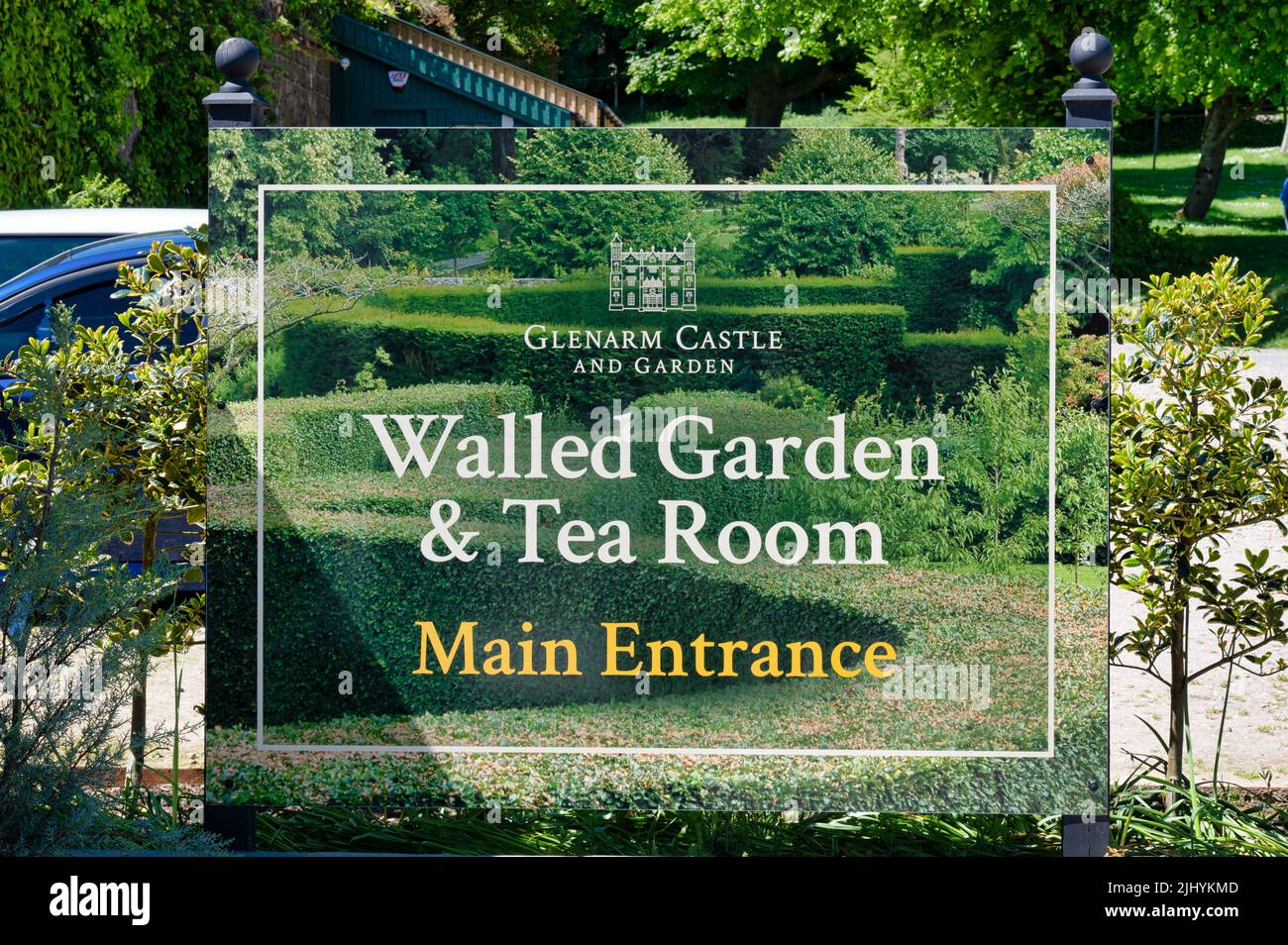 Glenarm, Großbritannien - 29. Mai 2022: Das Haupteingangsschild für Glenarm Castle und Walled Garden Stockfoto