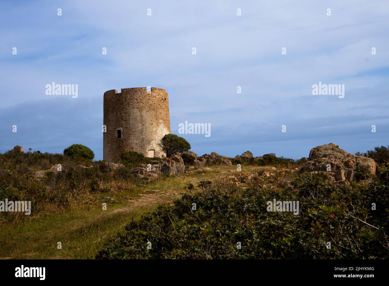 Ruinen eines alten Steinturms (Torre di Pixinni) an der Küste im Süden Sardiniens, Domus de Maria. Wolkiger Tag im Frühling. Mittelmeer Stockfoto