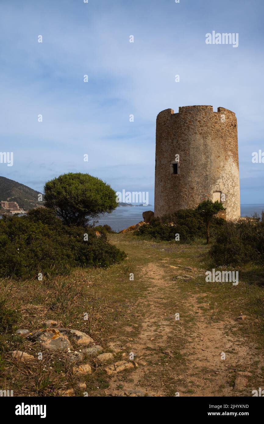 Ruinen eines alten Steinturms (Torre di Pixinni) an der Küste im Süden Sardiniens, Domus de Maria. Wolkiger Tag im Frühling. Mittelmeer Stockfoto