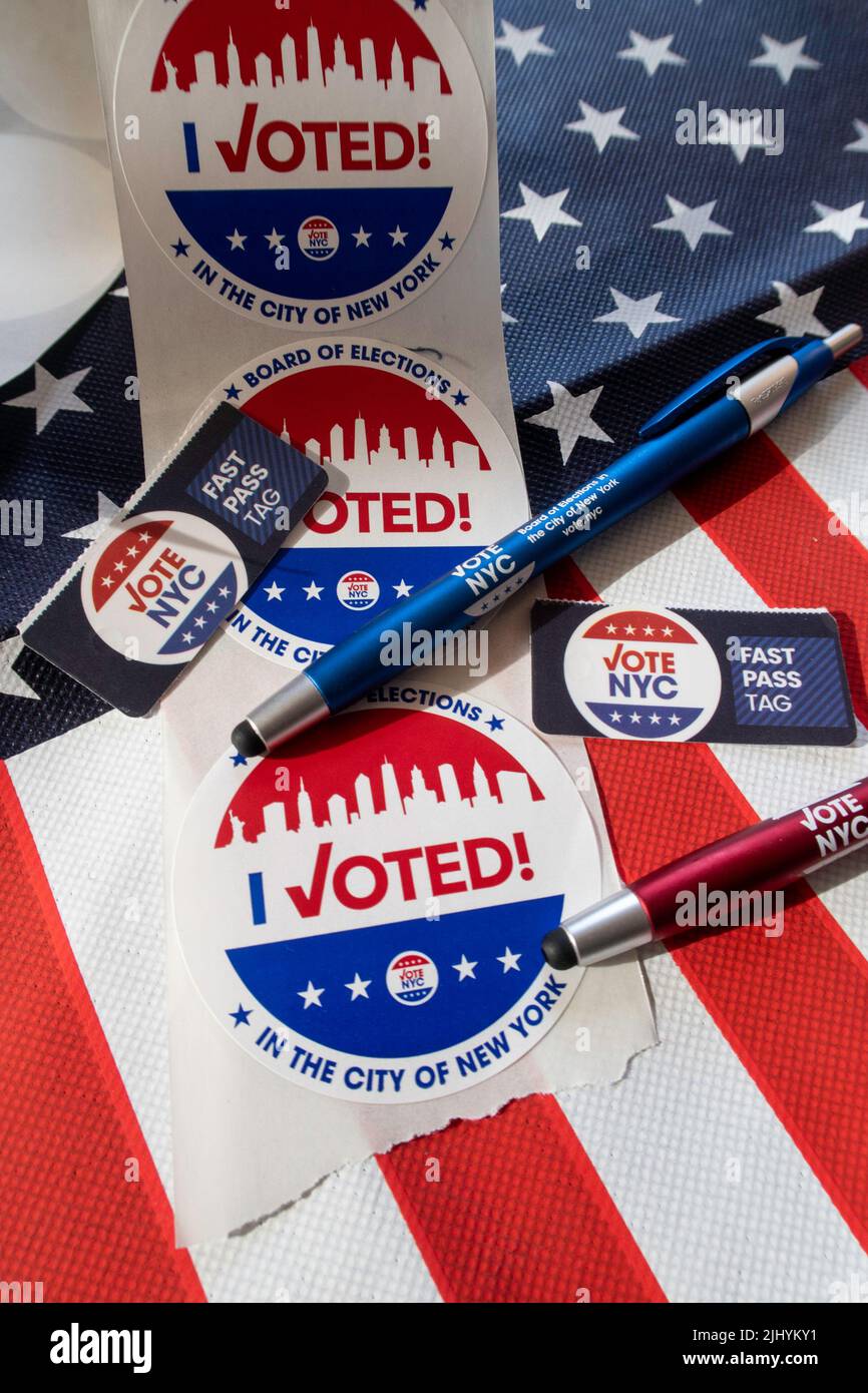 2022 Primärwahlen, I Voted Items and American Flag, NYC, USA Stockfoto