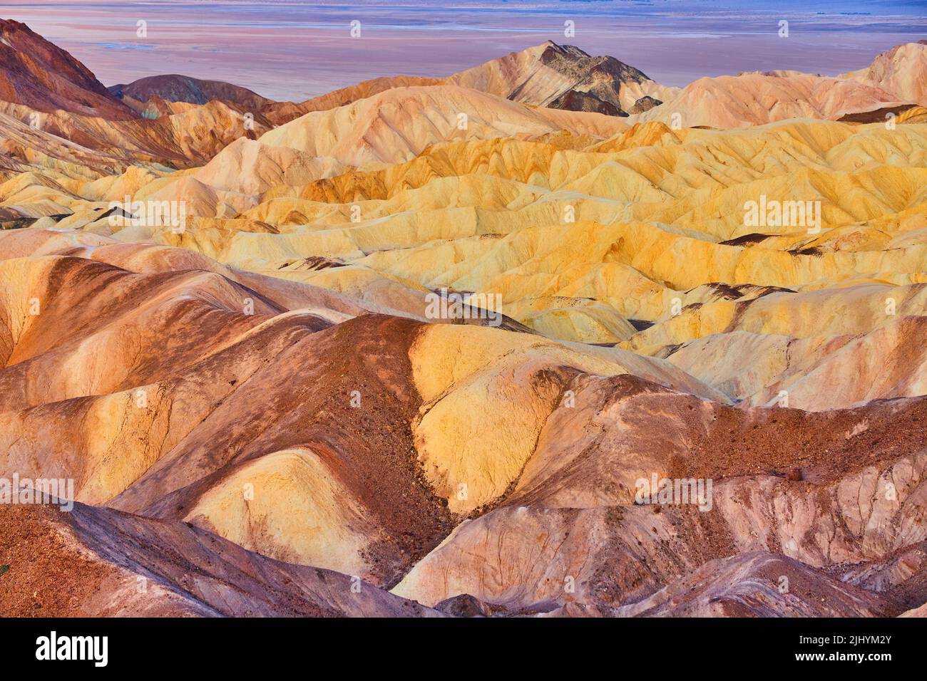 Zabriskie Point bei Sonnenaufgang mit Wellen von bunten Bergen Stockfoto