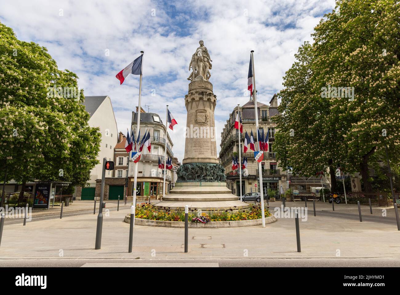 Troyes, Frankreich -5. Mai 2022: Monument des Enfants de l'Aube vor dem Hauptbahnhof in Troyes in Frankreich Stockfoto