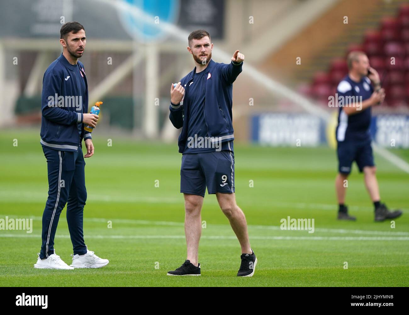 Aidan Keena (Mitte) von Sligo Rovers und Robert McCourt vor der zweiten Qualifikationsrunde der UEFA Europa Conference League im ersten Beinspiel in Fir Park, Motherwell. Bilddatum: Donnerstag, 21. Juli 2022. Stockfoto