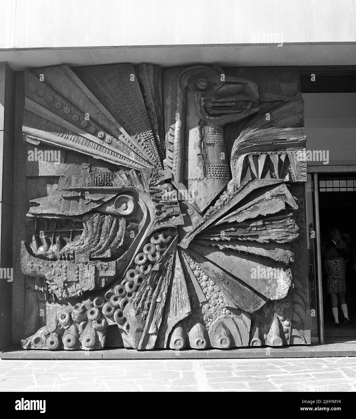 1969, historisch, Betonwand-Kunst, außen, Liverpool Metropolitian Cathedral, Liverpool, England, Großbritannien. Stockfoto