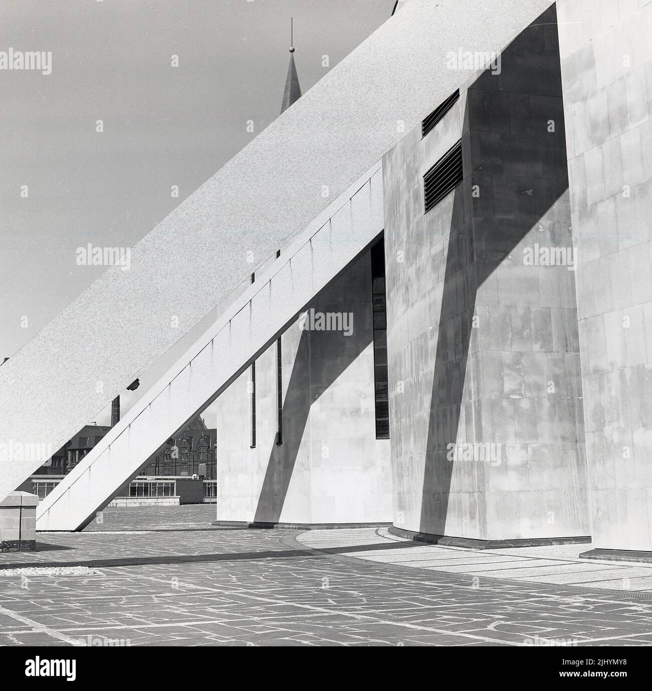 1969, historisch, Außenansicht der Liverpool Metropolitan Cathedral, Liverpool, England, Großbritannien. Entworfen von Sir Frederick Gibberd - im modernen Stil der Ära - und aus Beton mit einer portland-Steinverkleidung gebaut, wurde es 1967 eröffnet (geweiht). Die konische Form der Kathedrale wird von Betonträgern getragen, die von zwei Ringträgern zusammengehalten werden. Stockfoto