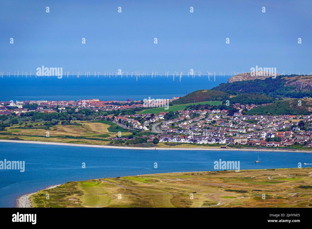 Sonniges Sommerwetter an der Küste von Nordwales, in der Nähe von Llandudno und Rhyl Stockfoto