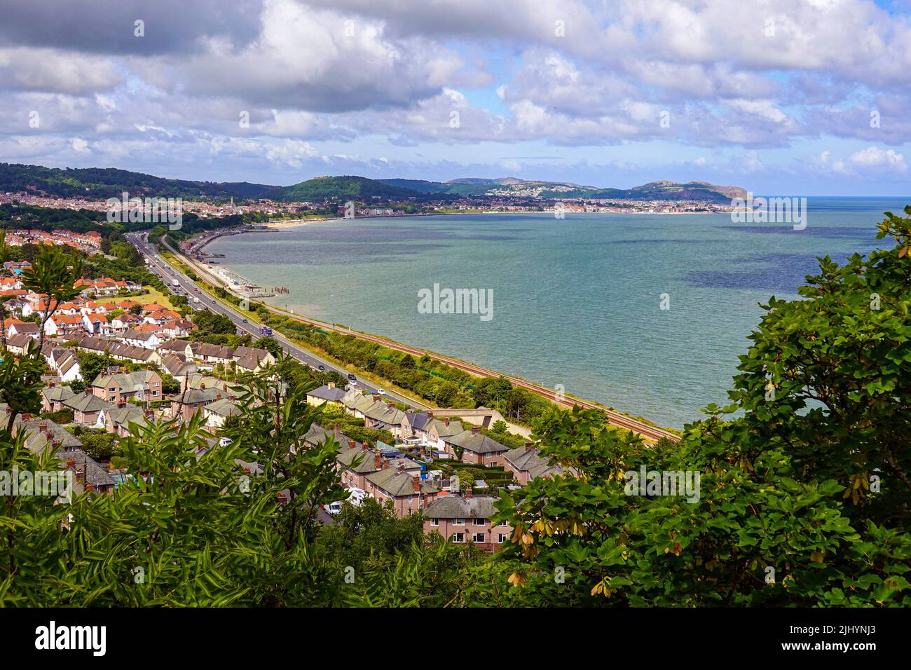Sonniges Sommerwetter an der Küste von Nordwales, in der Nähe von Llandudno und Rhyl Stockfoto