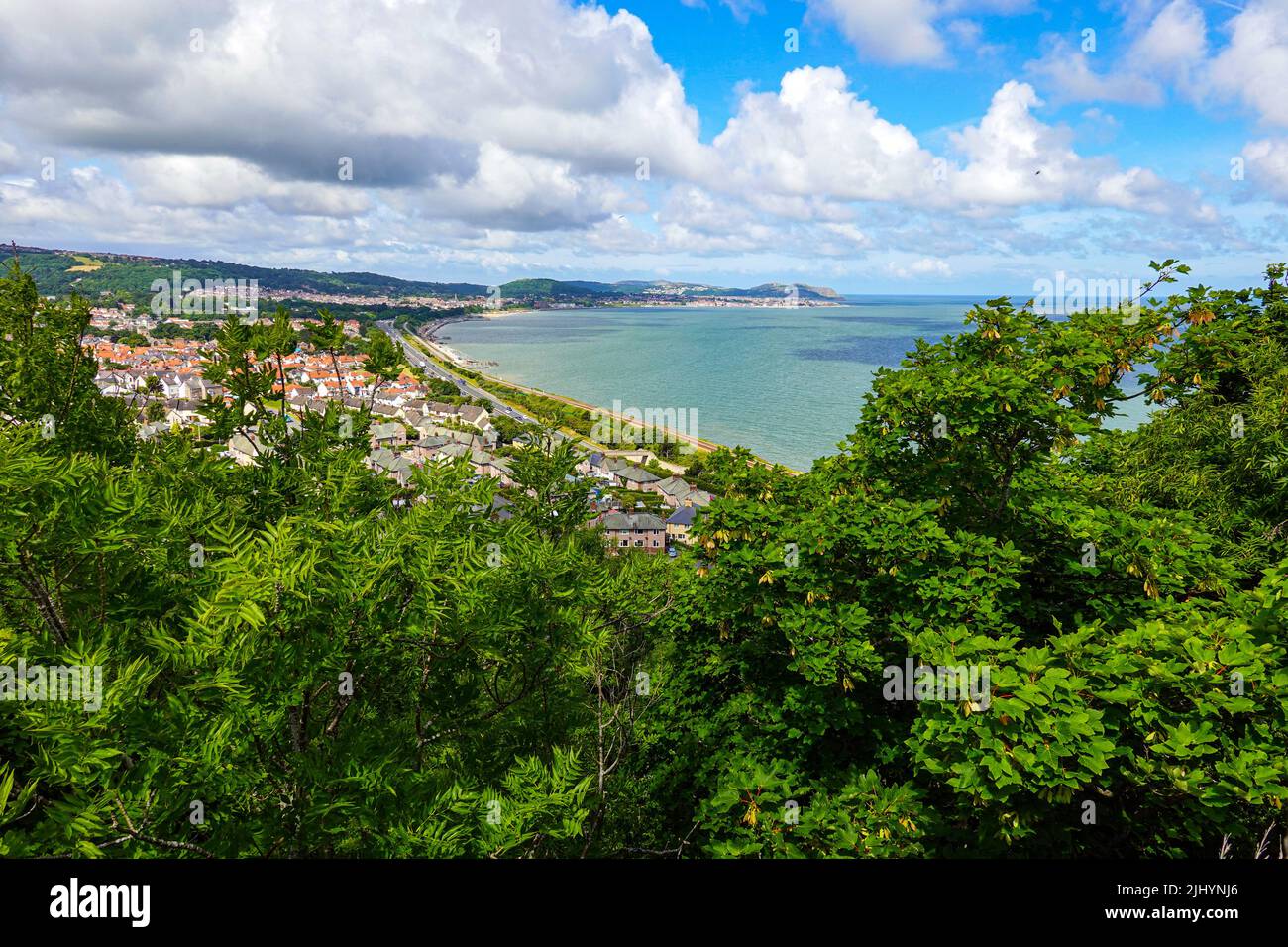 Sonniges Sommerwetter an der Küste von Nordwales, in der Nähe von Llandudno und Rhyl Stockfoto