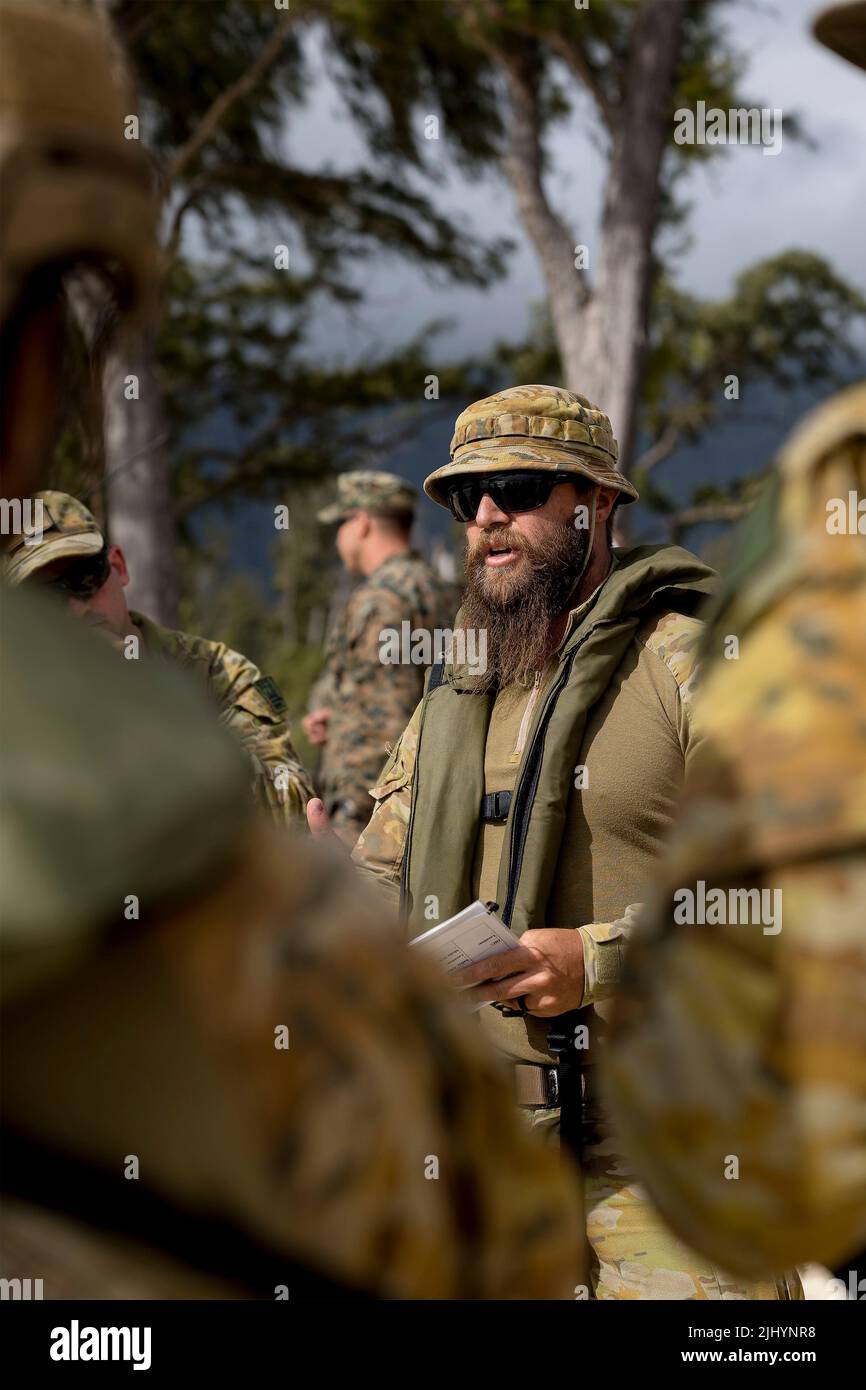 Der australische Armeefeldwebel Corey Boyce vom Bataillon 2., das Royal Australian Regiment, führt einen Sicherheitsbrief vor einer amphibischen Trainingsoperation im Rahmen der Übungen zum Rand des Pazifiks auf der Marine Corps Base Hawaii, 12. Juli 2022 in Kaneohe Bay, Hawaii, durch. Stockfoto