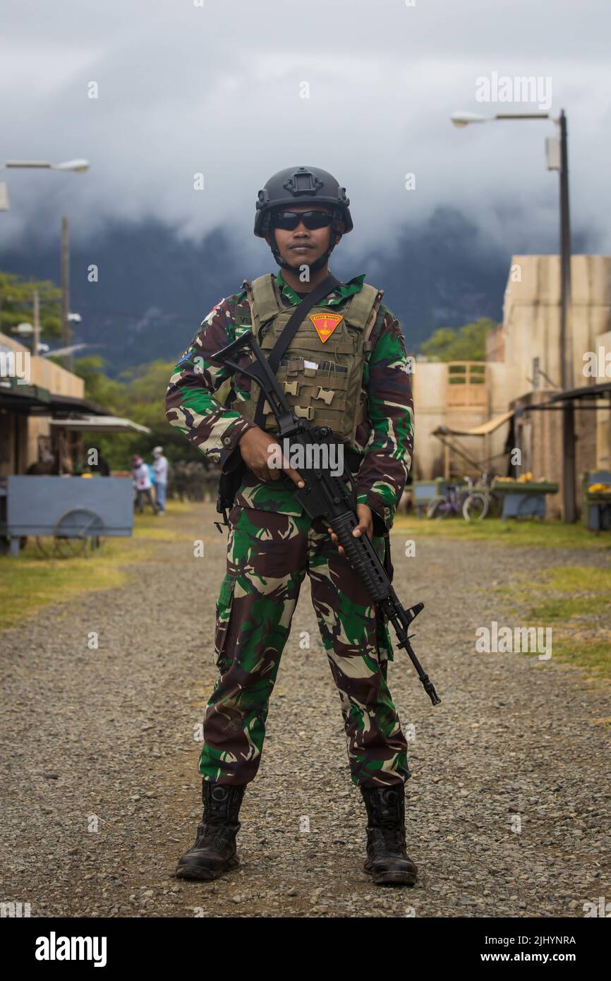 Indonesian Marine Rifleman P1C Evan Verdiansyah steht Wache während multinationaler Militäroperationen simulierte städtische Geländekriegsübung als Teil des Rim of the Pacific, 15. Juli 2022 in Bellows Air Force Station, Hawaii. Stockfoto