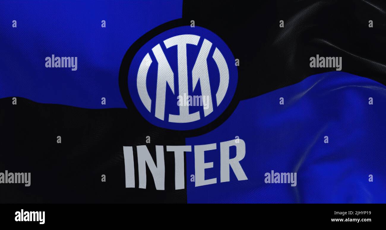 Mailand, Italien, 2022. Juli: Die Flagge des Inter Football Club winkt im Wind. Inter ist ein professioneller Fußballverein mit Sitz in Mailand, Italien Stockfoto