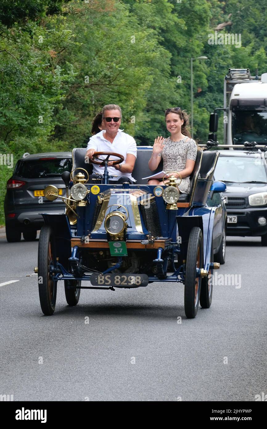 Ashtead, Großbritannien, 21.. Juli 2022. Der Royal Automobile Club (RAC) veranstaltete den ersten Summer Veteran Car Run durch die Grafschaft Surrey. Die Fahrzeuge der Zeit vor 1905 verließen den Woodcote Park von RAC in der Nähe von Epsom und genossen eine 38-Meilen-Rundreise durch ländliche Dörfer und die Surrey Hills. Die Veranstaltung diente als Aufwärmen für den bekannten London to Brighton Veteran Car Run, an dem Hunderte von Fahrzeugen über 25 Jahre teilnehmen werden. Kredit: Elfte Stunde Fotografie/Alamy Live Nachrichten Stockfoto