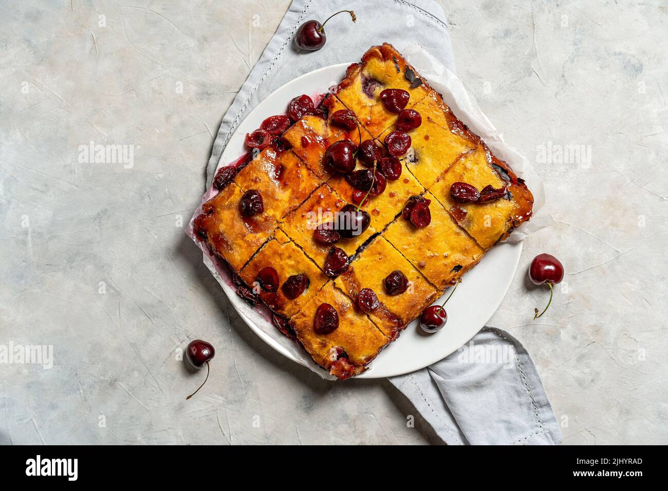 Frisch gebackene süße Kirschkuchen oder roter Brownie-Kuchen auf dem Teller mit Lavendel und rohen Beeren zur Seite. Stockfoto