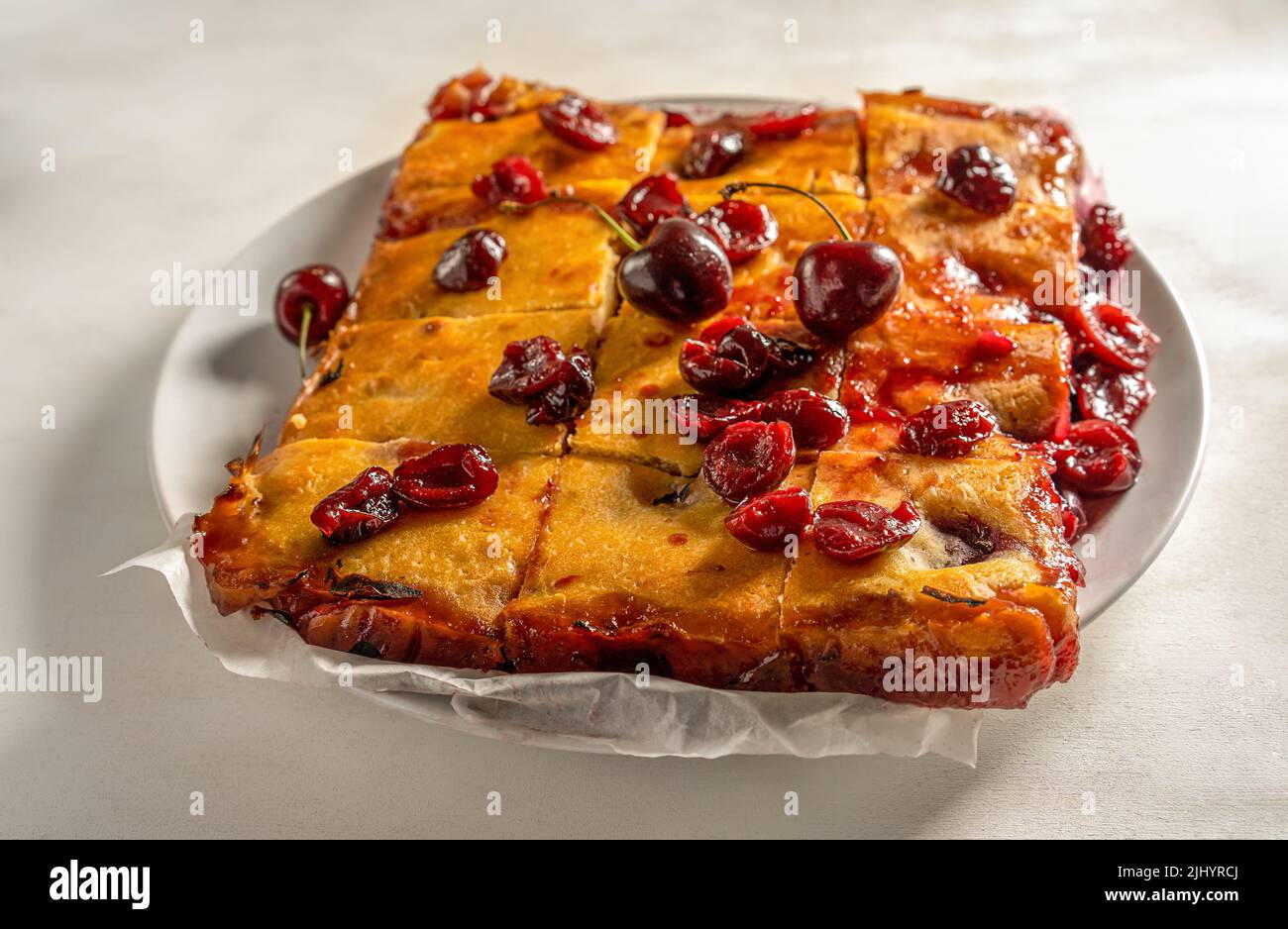 Frisch gebackene süße Kirschkuchen oder roter Brownie-Kuchen aus nächster Nähe auf dem Teller Stockfoto