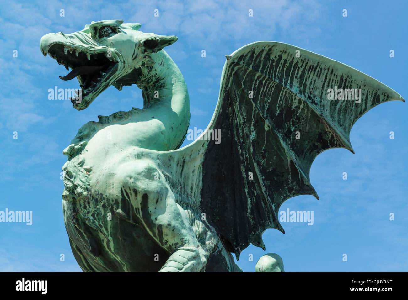 Eine der vier Drachenstatuen auf der Drachenbrücke über den Fluss Ljubljanica in Ljubljana. Slowenien Stockfoto