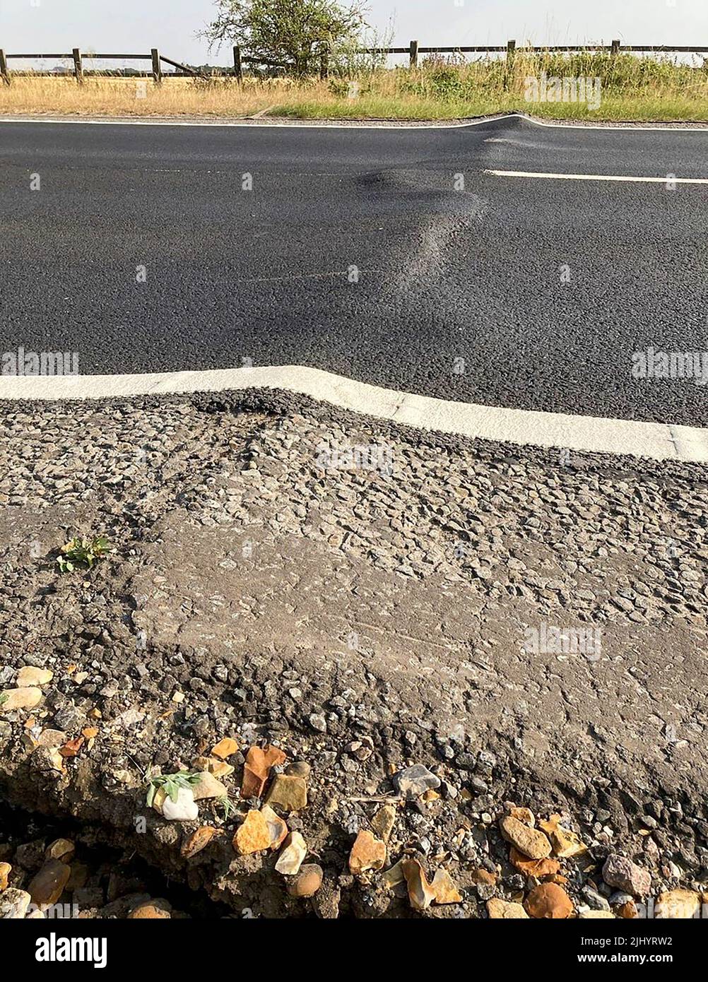 Das Bild vom Juli 19 zeigt geschmolzenes Asphalt am A14 in Cambridgeshire. Die Polizei von East Cambs twitterte: “Nein, die A14 wird nicht in einen Skatepark verwandelt … Leider kommt die Straßenoberfläche in dieser Hitze nicht gut zurecht. Es mag zwar Spaß machen, aber es ist potentiell gefährlich.“ Die Polizei sagte, dass Autobahnen die Oberfläche der A14 in Bottisham bewerten und Autofahrern raten, vorsichtig heranzukommen. Stockfoto