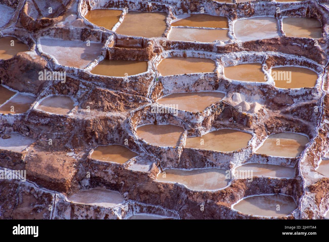 Salineras de Maras (Salzbergwerke von Maras) besteht aus Tausenden von Salzbecken aus der Zeit der Inka, die in der Stadt Maras in der Nähe von Cusco, Peru, gefunden wurden. Stockfoto