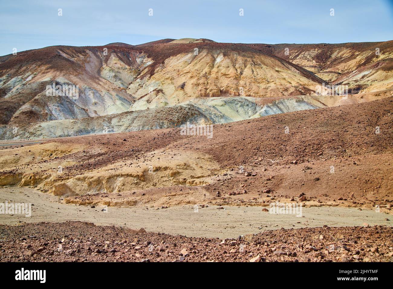 Blick auf die Wüste mit einem Berg aus bunten Schichten Stockfoto