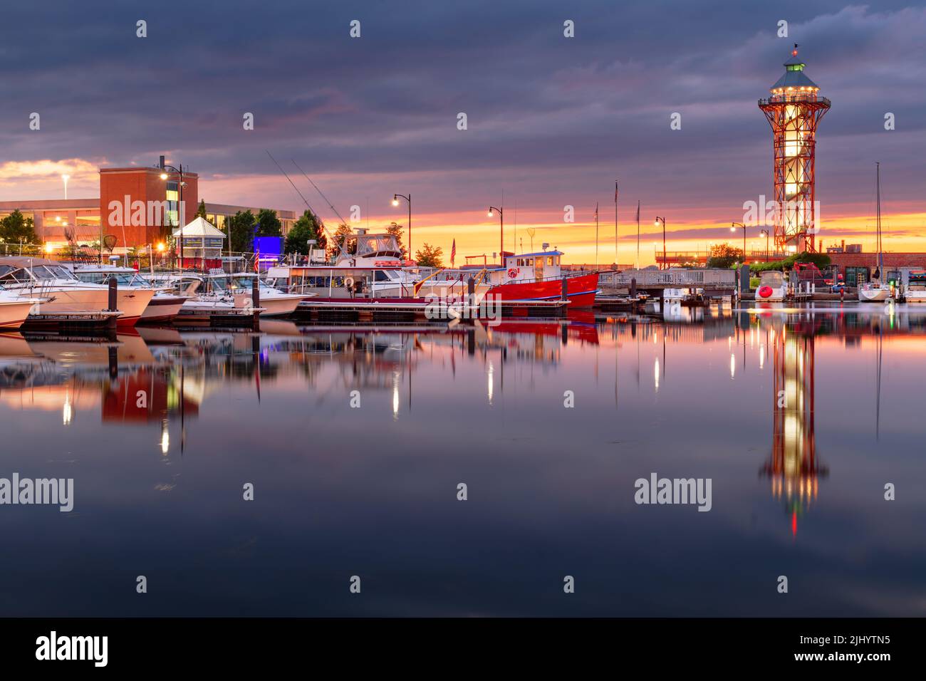 Erie, Pennsylvania, USA und Turm in der Abenddämmerung. Stockfoto