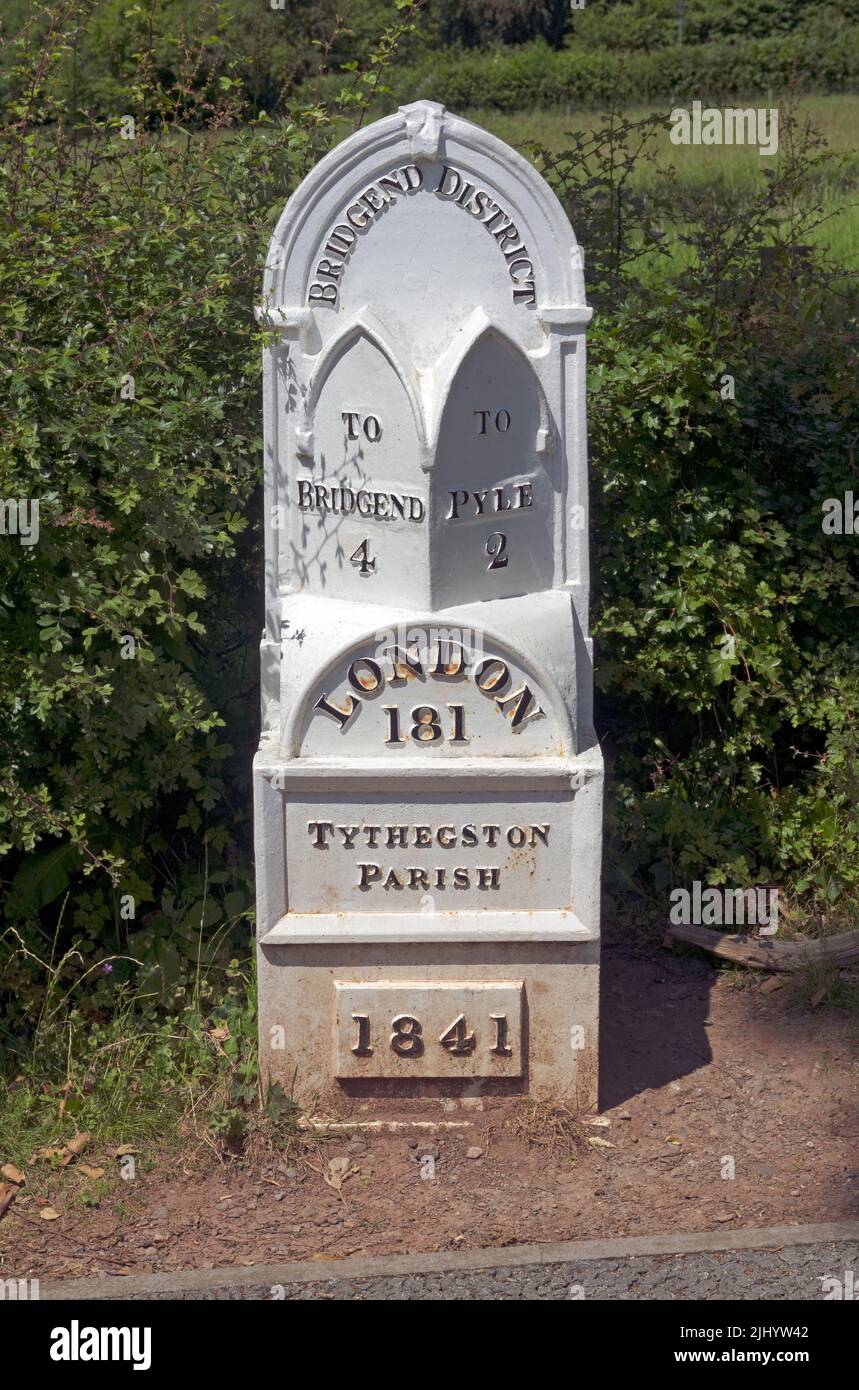 Bridgend-Meilenstein. London. St. Fagans - Sain Ffagan Museum, Juli 2022. Sommer. Stockfoto