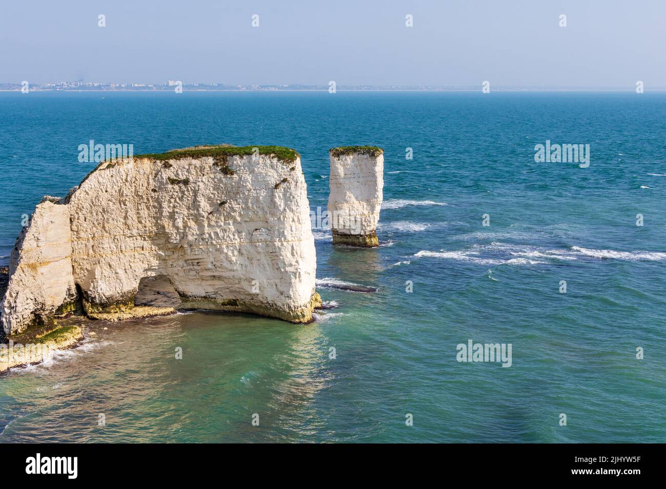 Old Harry Rocks, gelegen am Handfast Point auf der Isle of Purbeck in Dorset, England. Es handelt sich um Kreideformationen, die Teil der Jurassic Coast sind. Stockfoto