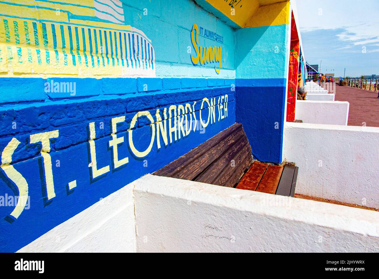 Ein Sitzplatz mit Blick auf das Meer in St. Leonard's unter dem Motto „No place I'd rather be!“ Stockfoto