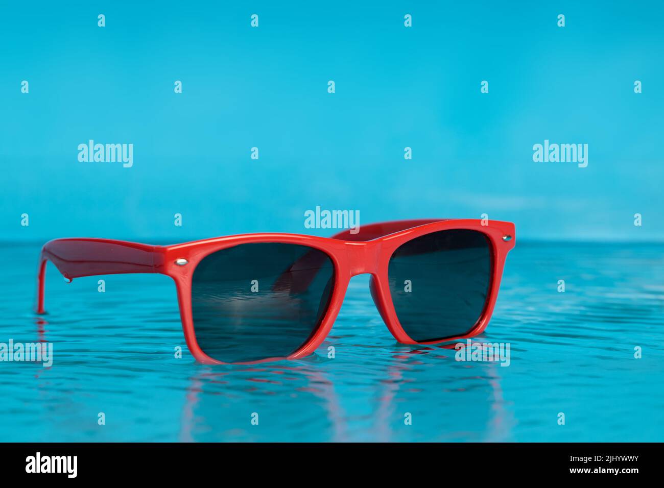 Gläser im Wasser, blauer tropischer Strand. Platz kopieren, keine Personen Stockfoto