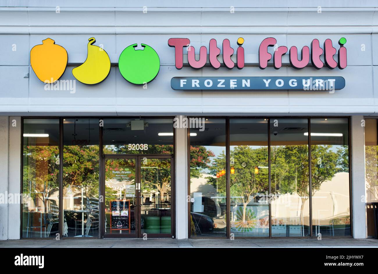 Houston, Texas USA 07-15-2022: Tutti Frutti frozen Yoghurt Store Front and Building exterior in Houston, TX. Self-Service-Einzelhandelskette, gegründet 2008. Stockfoto