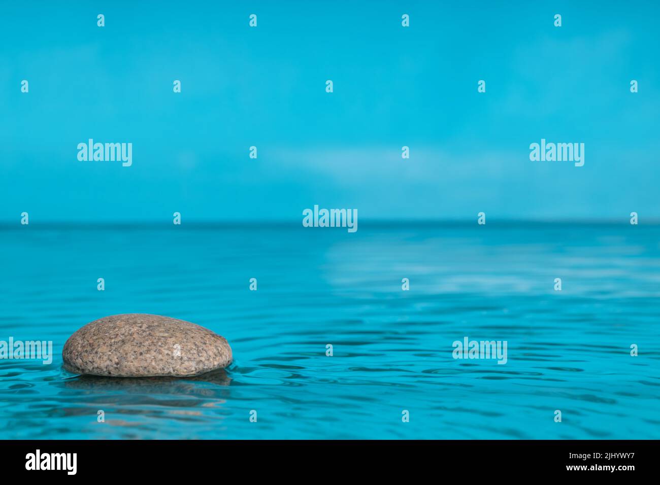 Japanische Steine für Spa, Meditation und Entspannung. Platz für Text kopieren. Die minimalistische Szene Stockfoto