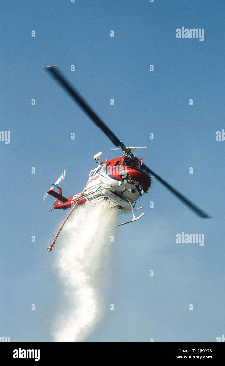 San Diego Fire-Rescue Copter 1 Einen Wassertropfen auf einem Wildland (Pinsel) Feuer in San Diego, Kalifornien Stockfoto