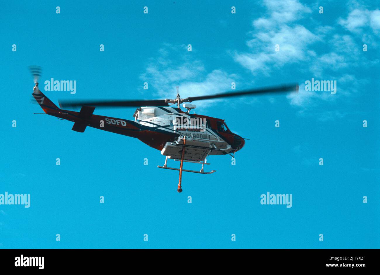 SDFD Copter 1 im Flug über San Diego, Kalifornien Stockfoto