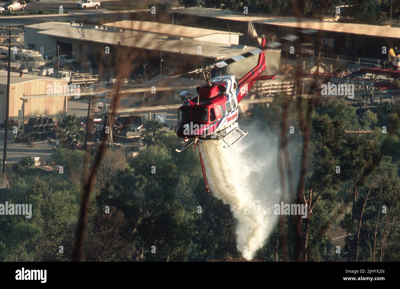 San Diego Fire-Rescue Copter 1 Einen Wassertropfen auf einem Wildland (Pinsel) Feuer in San Diego, Kalifornien Stockfoto