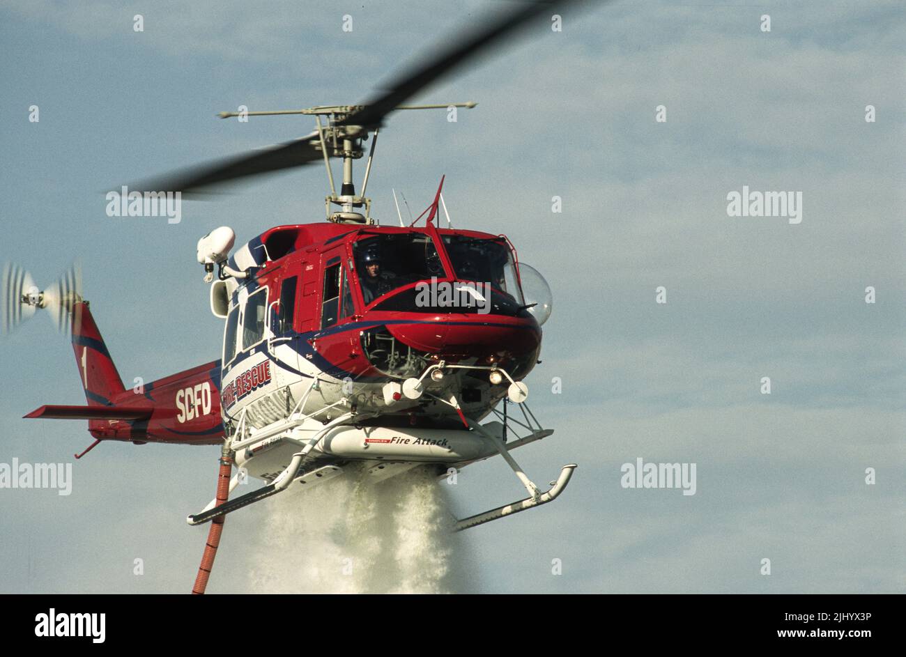 San Diego Fire-Rescue Copter 1 Einen Wassertropfen auf einem Wildland (Pinsel) Feuer in San Diego, Kalifornien Stockfoto