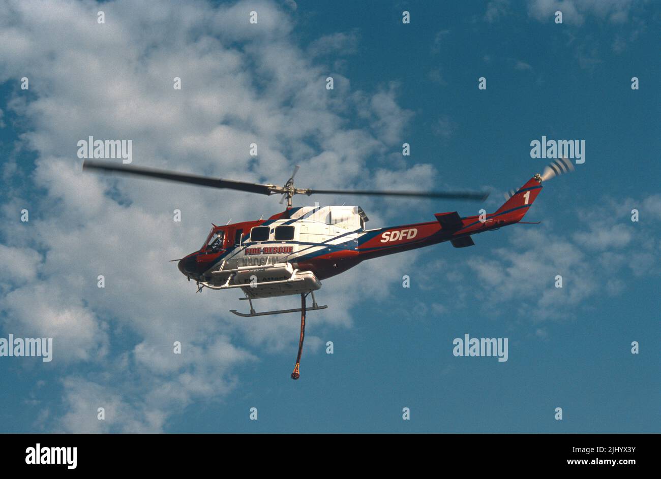 San Diego Fire-Rescue Copter 1 im Flug über San Diego Stockfoto