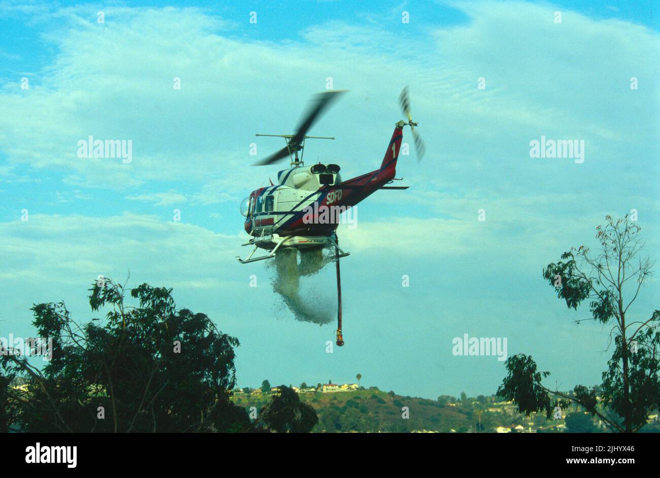 San Diego Fire-Rescue Copter 1 bei einem Brushfeuer in San Diego, Kalifornien, einen Wassertropfen Stockfoto