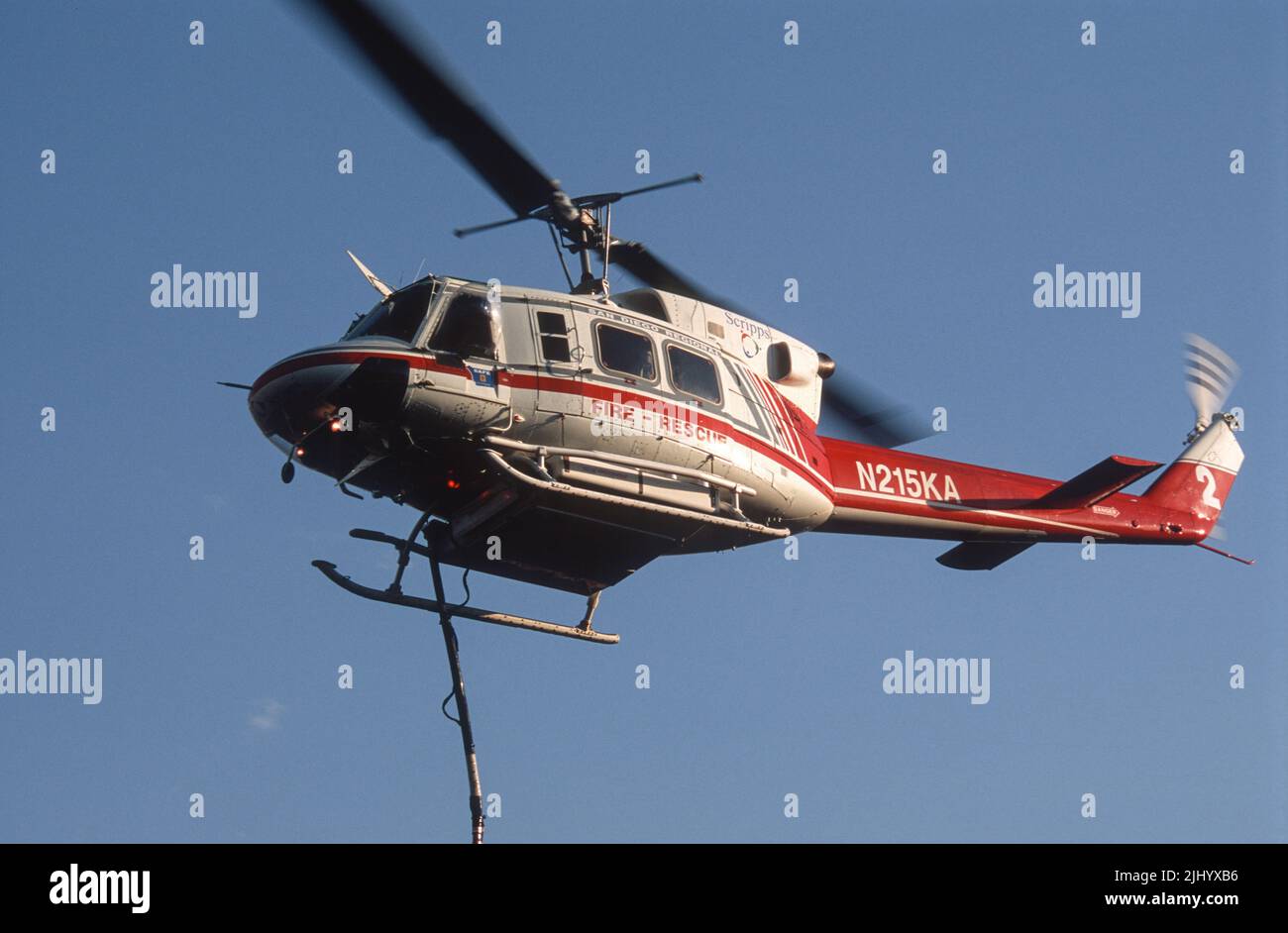 San Diego Regional Fire-Rescue Hubschrauber von Kachina Aviation macht einen Wassertropfen auf einem funktionierenden Wildland (Pinsel) Feuer. Stockfoto