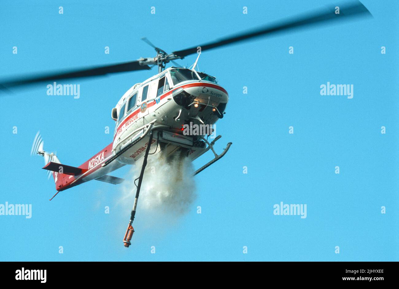 San Diego Regional Fire-Rescue Hubschrauber von Kachina Aviation macht einen Wassertropfen auf einem funktionierenden Wildland (Pinsel) Feuer. Stockfoto