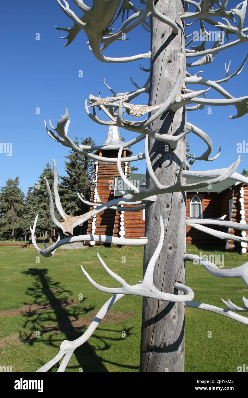 Geweihskulptur außerhalb der katholischen Kirche „Unsere Liebe Frau vom Schnee“ in der indigenen Gemeinde Colville Lake im Sommer, Northwest Territories, Kanada. Stockfoto