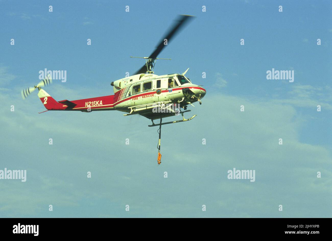 San Diego Regional Fire-Rescue Hubschrauber von Kachina Aviation macht einen Wassertropfen auf einem funktionierenden Wildland (Pinsel) Feuer. Stockfoto