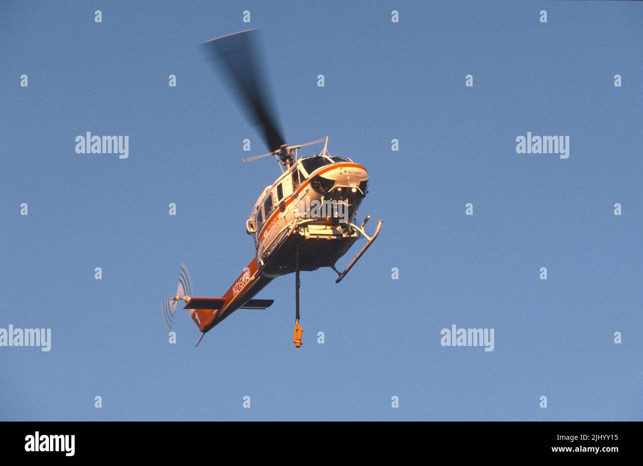 San Diego Regional Fire-Rescue Hubschrauber von Kachina Aviation macht einen Wassertropfen auf einem funktionierenden Wildland (Pinsel) Feuer. Stockfoto