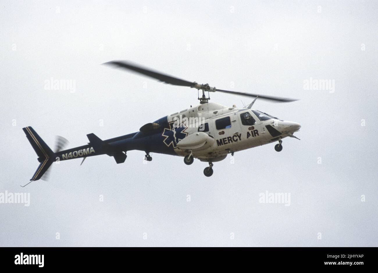 Mercy Air Bell 222 Hubschrauber in Landekonfiguration Stockfoto