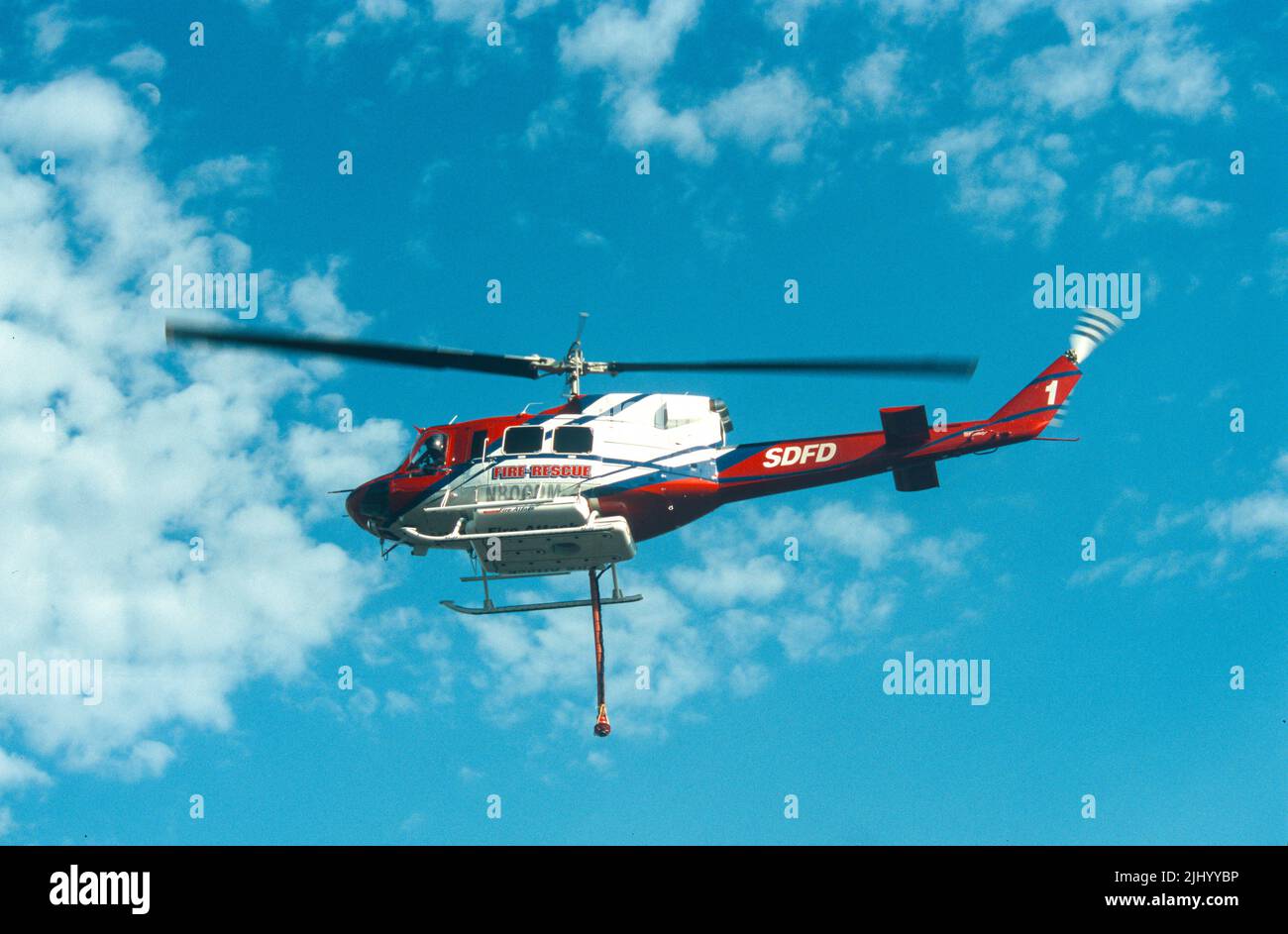 San Diego Fire-Rescue Copter 1 im Flug über San Diego Stockfoto