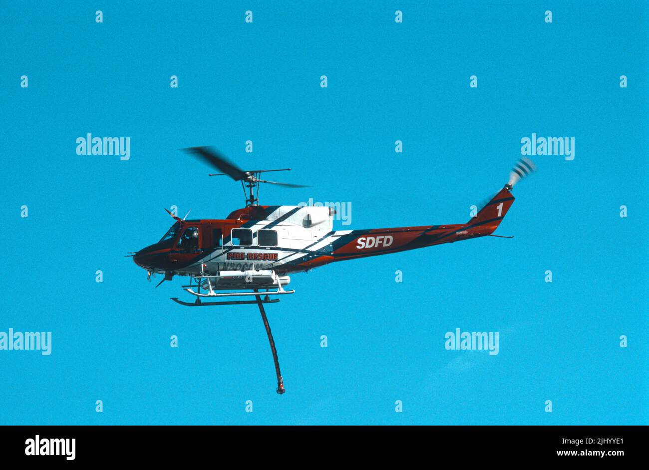 San Diego Fire-Rescue Copter 1 im Flug über San Diego Stockfoto