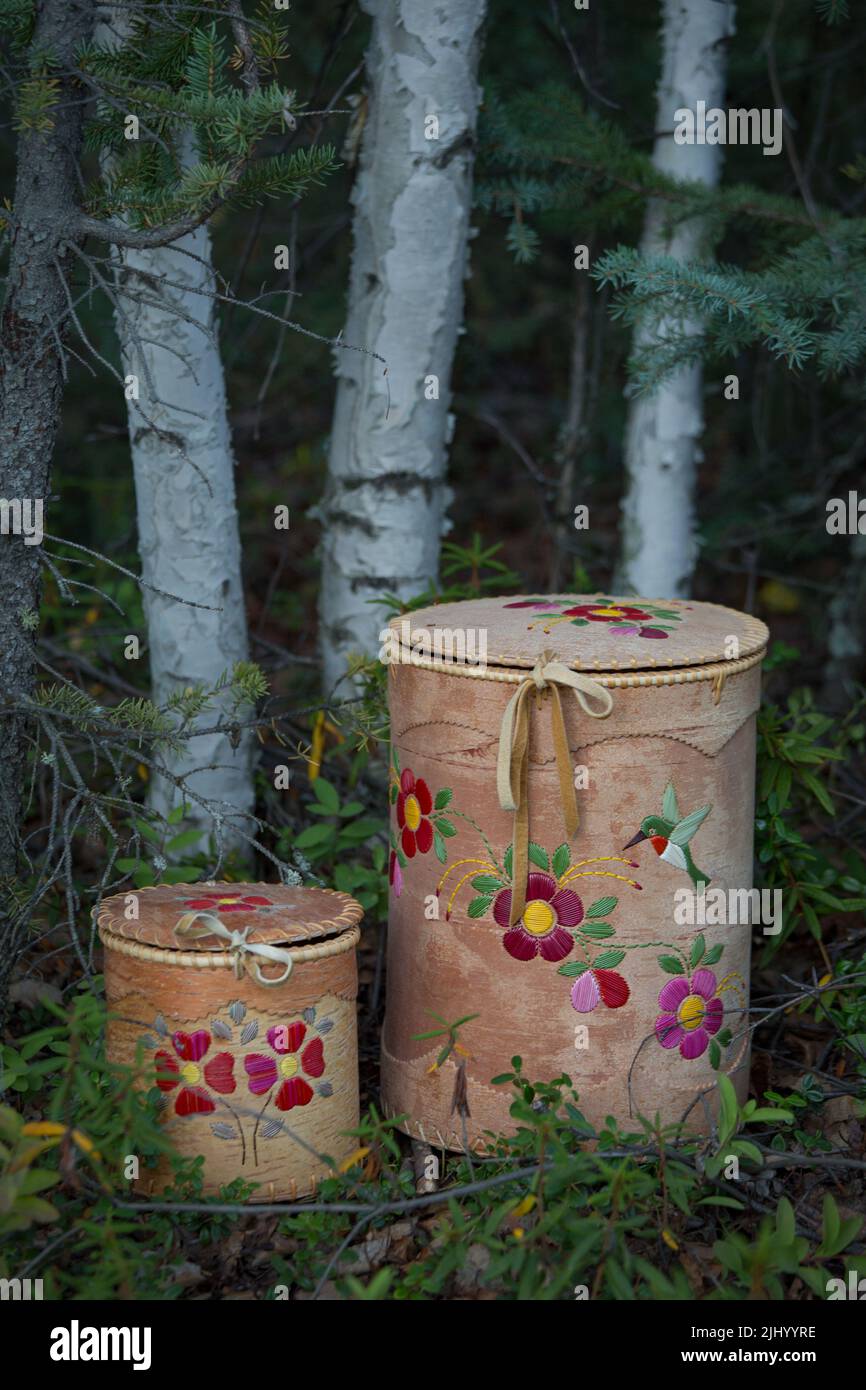 Traditionelle handgemachte, indigene Dene Birken-Rindenkörbe mit Stachelschwein, hergestellt in Fort Liard, Northwest Territories, Kanada. Stockfoto