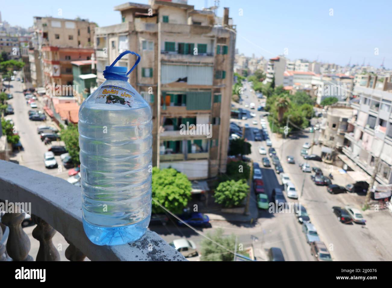 Abgefülltes Wasser gesehen in Beirut, Libanon, am 19 2022. Juli. Im Libanon sind Millionen von Menschen, vor allem Kinder, mit schweren Gesundheitsrisiken konfrontiert, da das Wasserversorgungssystem des Landes aufgrund der Energiekrise am Rand ist, warnte UNICEF in dem am 21 2022. Juli veröffentlichten Bericht ‘Struggling to keep the Taps on“. Eine unzureichende Versorgung mit sicherem Wasser gefährdet Säuglinge und Kinder, die besonders anfällig für wasserbedingte Krankheiten sind, heißt es im Bericht. Die Mehrheit der libanesischen Haushalte ist aufgrund der sehr schlechten Qualität des Leitungswassers, insbesondere in den Städten AS, auf abgefülltes Wasser für ihren Trinkbedarf angewiesen Stockfoto